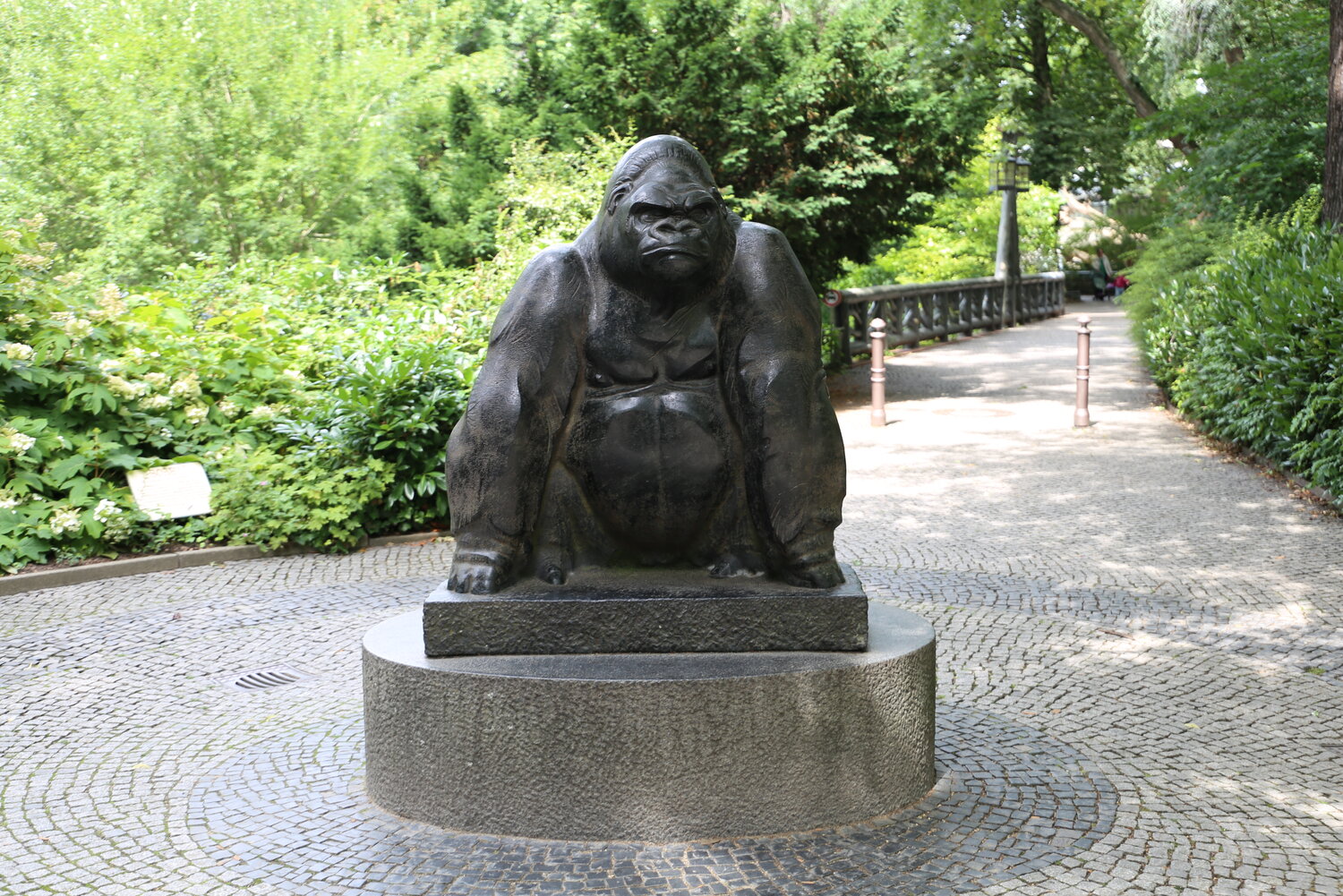 [Translate to English:] Skulptur von Gorilla Bobbby