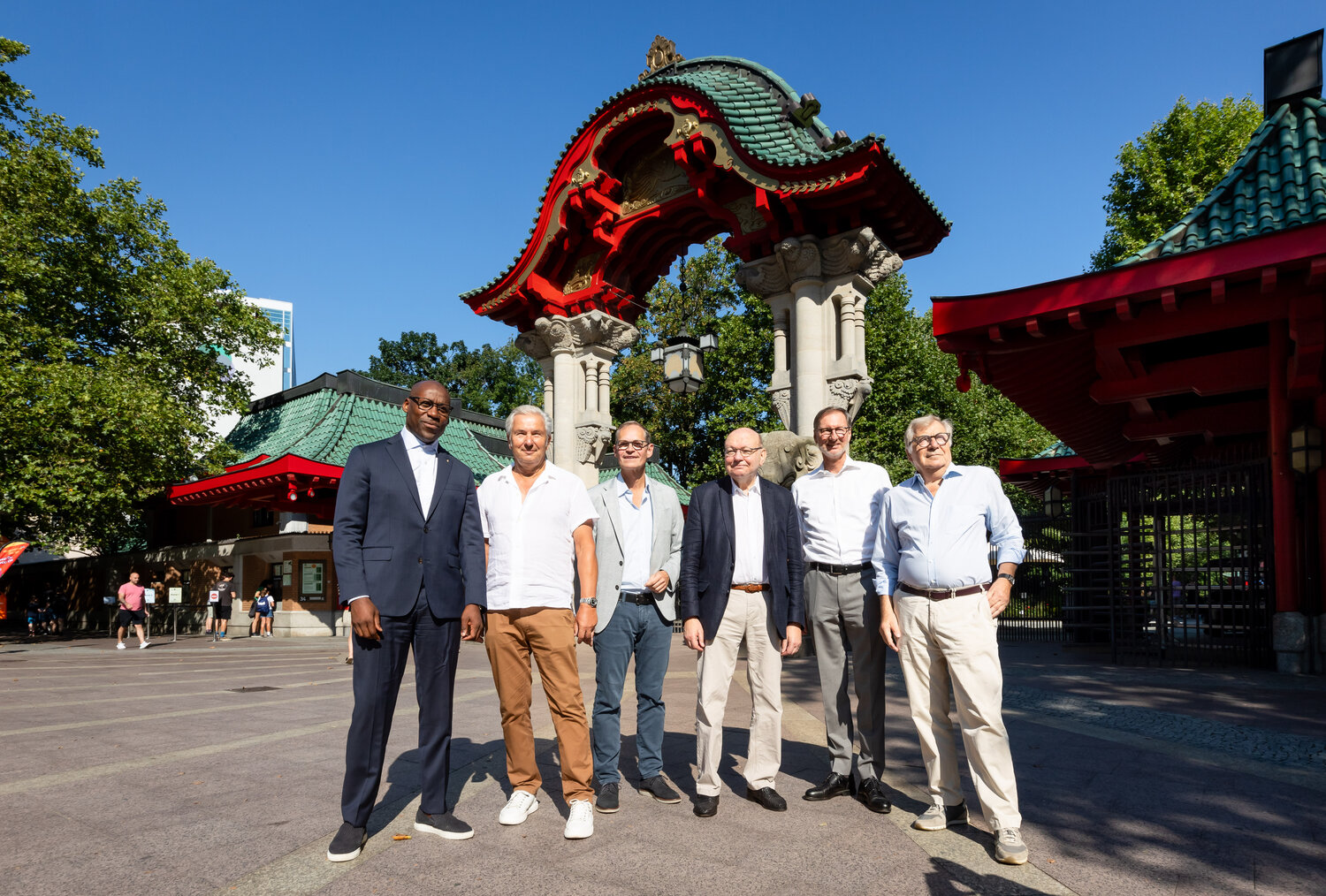 Geladene Gäste vor dem Elefantentor